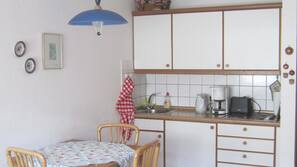 Kühlschrank, Ofen, Wasserkocher mit Kaffee-/Teezubehör, Toaster