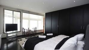 Tabla de planchar con plancha, wifi gratis, ropa de cama