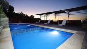 Una piscina al aire libre