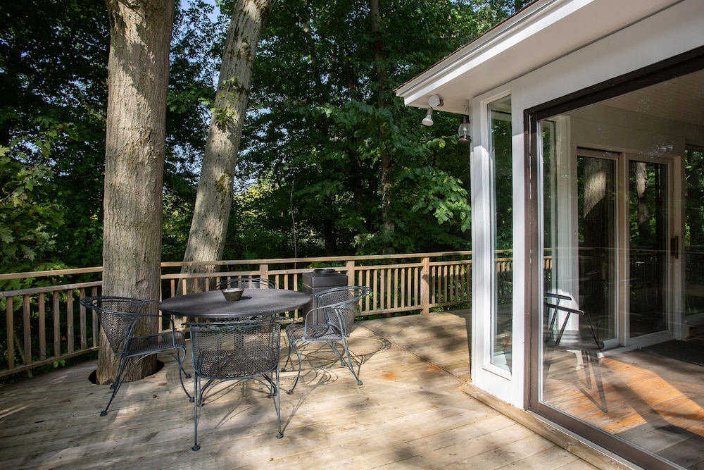 Modern Farmhouse w/ Hot Tub & Guest House surrounded by Nature! 5 mins to Beach