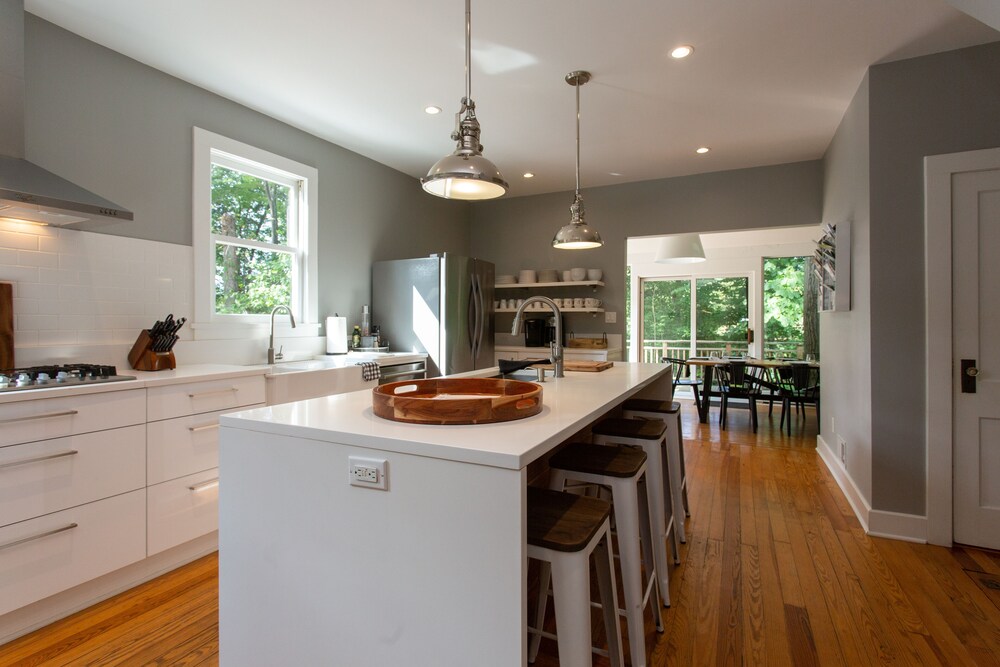 Modern Farmhouse w/ Hot Tub & Guest House surrounded by Nature! 5 mins to Beach