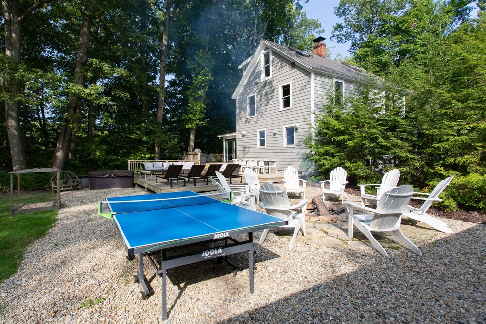 Modern Farmhouse w/ Hot Tub & Guest House surrounded by Nature! 5 mins to Beach