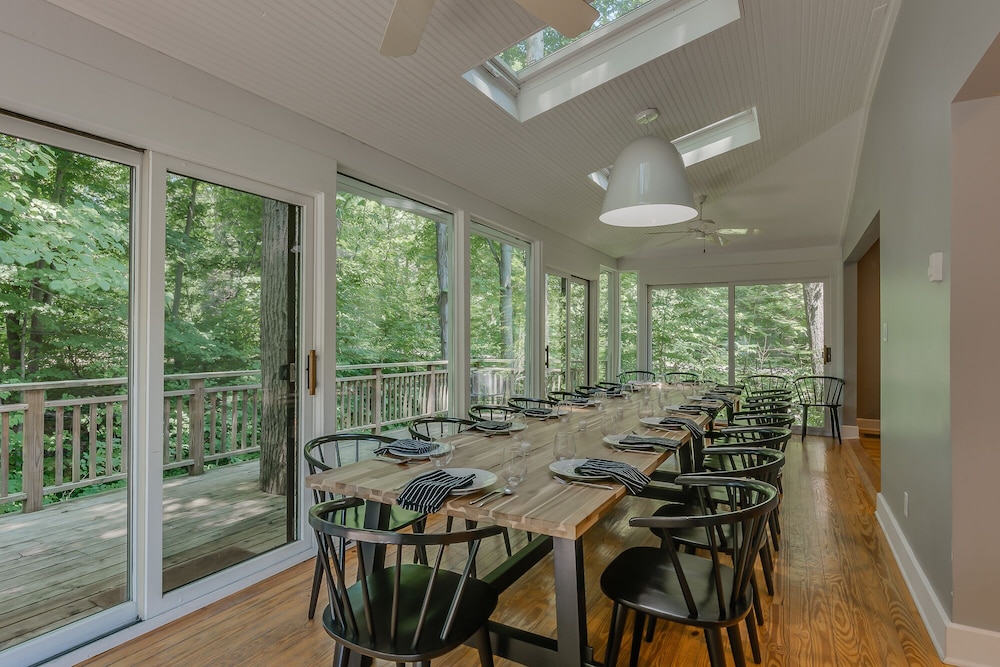 Modern Farmhouse w/ Hot Tub & Guest House surrounded by Nature! 5 mins to Beach