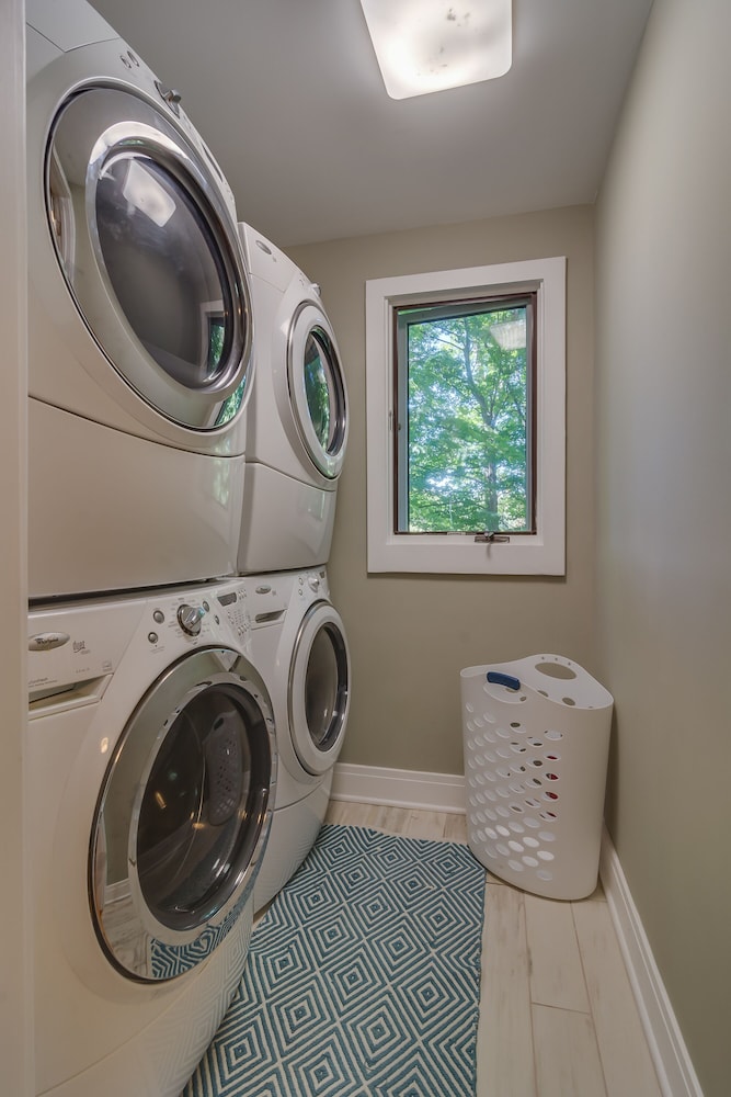 Modern Farmhouse w/ Hot Tub & Guest House surrounded by Nature! 5 mins to Beach