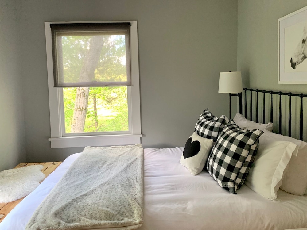 Modern Farmhouse w/ Hot Tub & Guest House surrounded by Nature! 5 mins to Beach