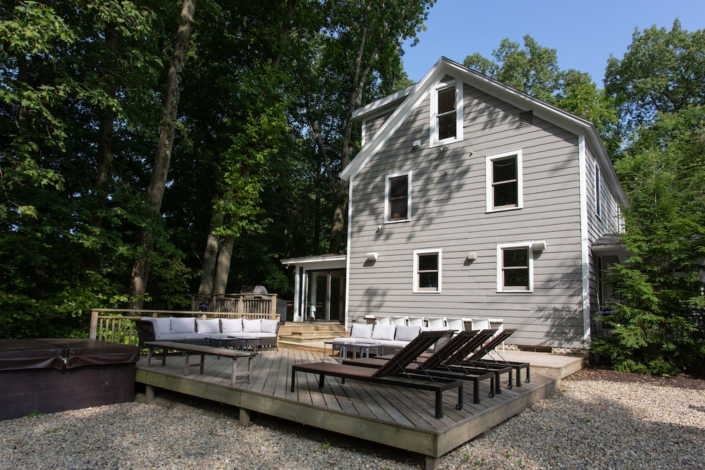 Modern Farmhouse w/ Hot Tub & Guest House surrounded by Nature! 5 mins to Beach