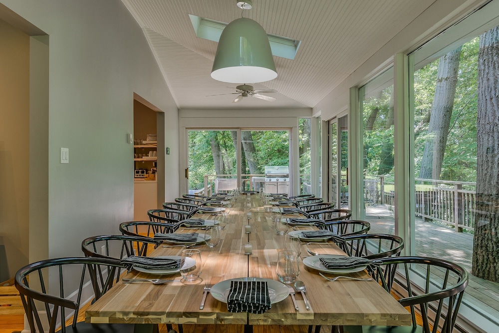 Modern Farmhouse w/ Hot Tub & Guest House surrounded by Nature! 5 mins to Beach