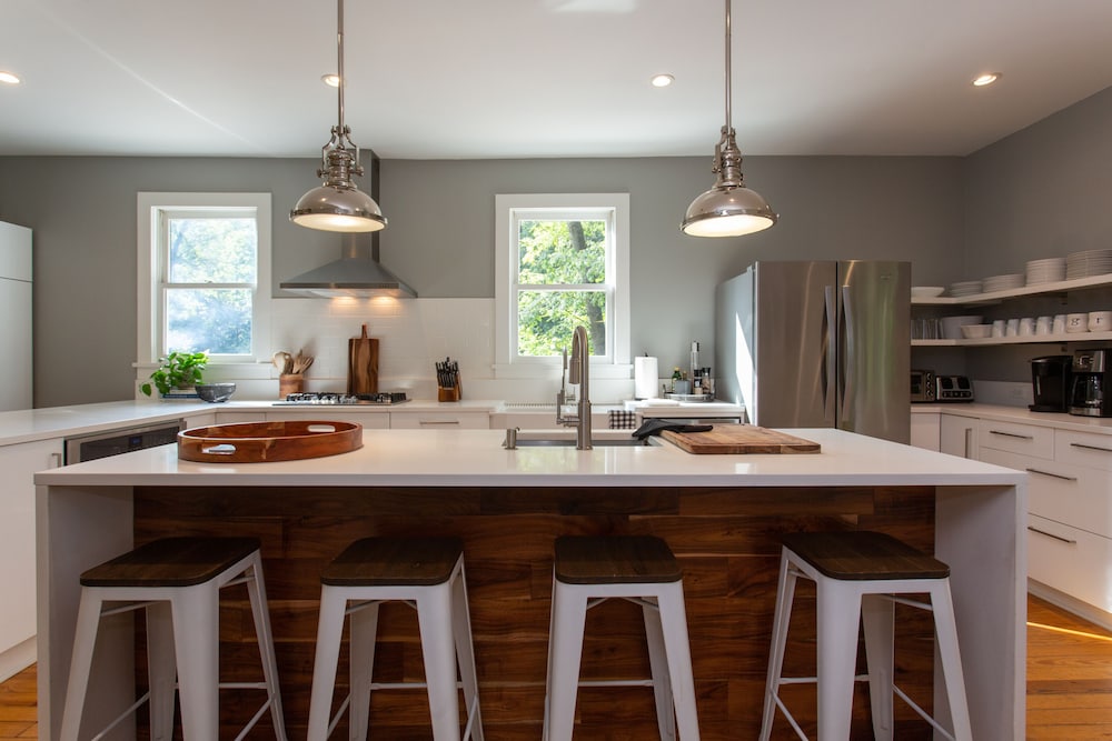 Modern Farmhouse w/ Hot Tub & Guest House surrounded by Nature! 5 mins to Beach