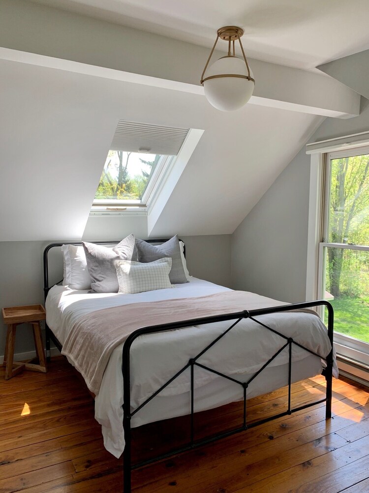 Modern Farmhouse w/ Hot Tub & Guest House surrounded by Nature! 5 mins to Beach