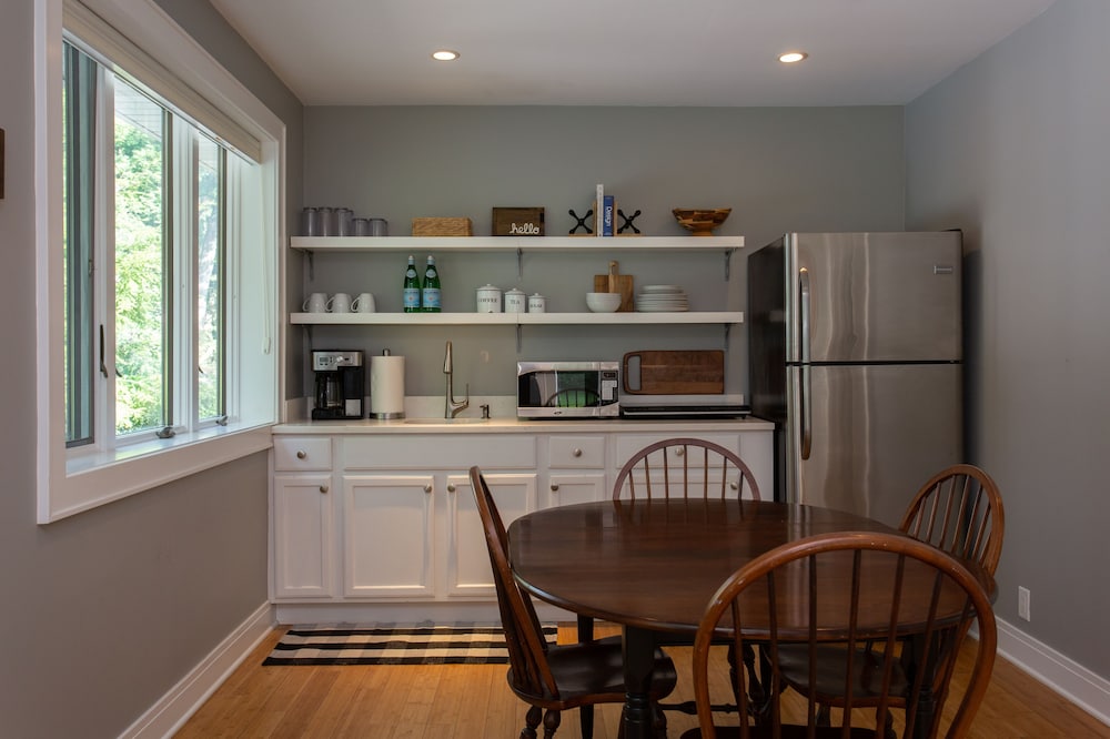 Modern Farmhouse w/ Hot Tub & Guest House surrounded by Nature! 5 mins to Beach