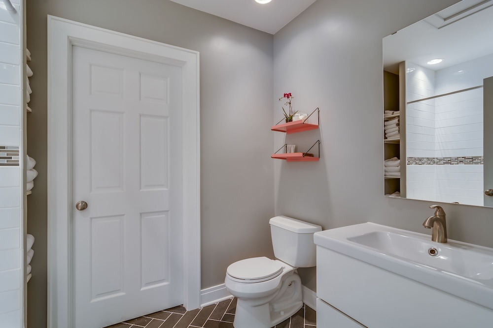 Modern Farmhouse w/ Hot Tub & Guest House surrounded by Nature! 5 mins to Beach