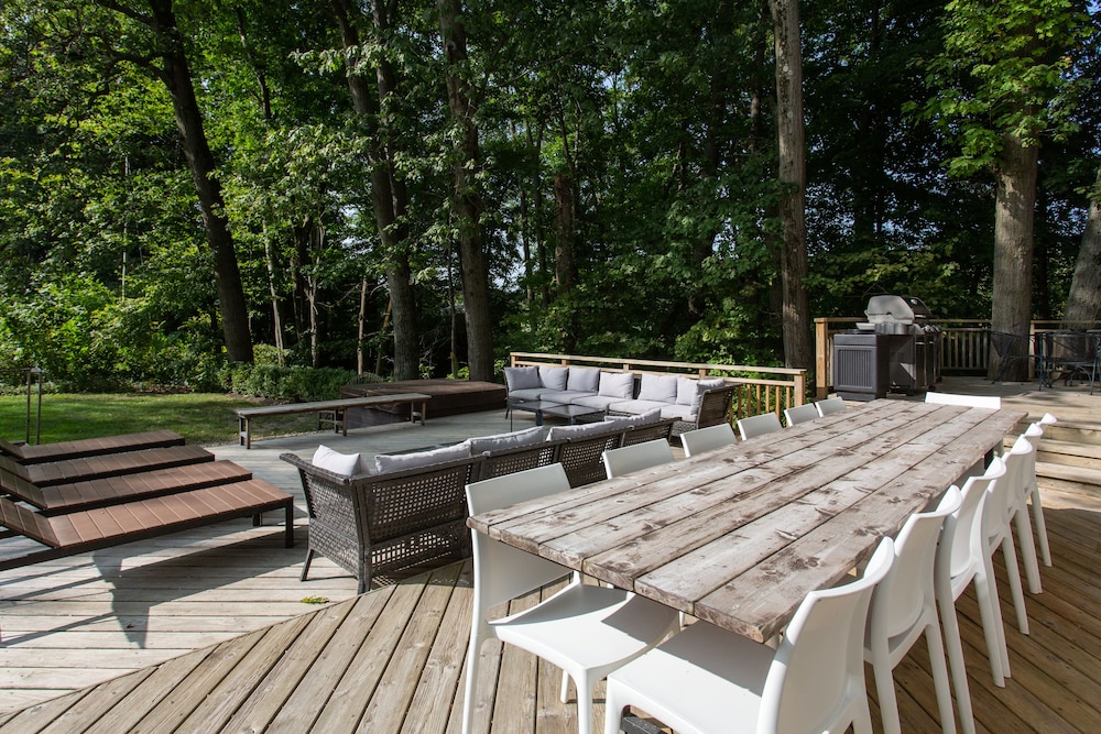 Modern Farmhouse w/ Hot Tub & Guest House surrounded by Nature! 5 mins to Beach