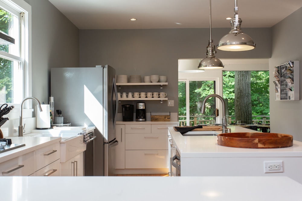 Modern Farmhouse w/ Hot Tub & Guest House surrounded by Nature! 5 mins to Beach