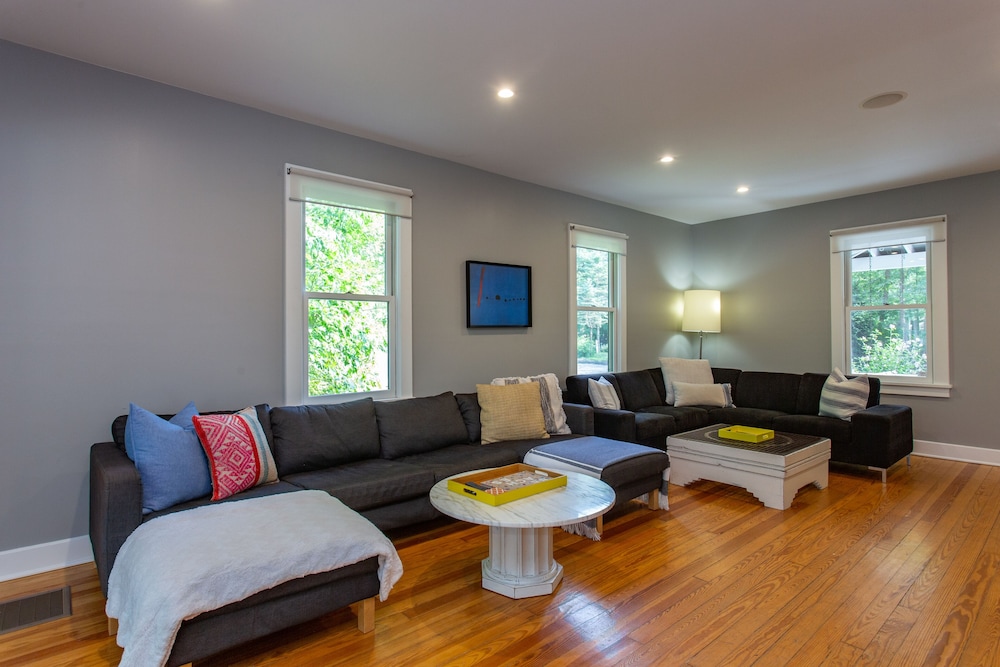 Modern Farmhouse w/ Hot Tub & Guest House surrounded by Nature! 5 mins to Beach