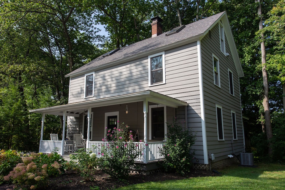Modern Farmhouse w/ Hot Tub & Guest House surrounded by Nature! 5 mins to Beach