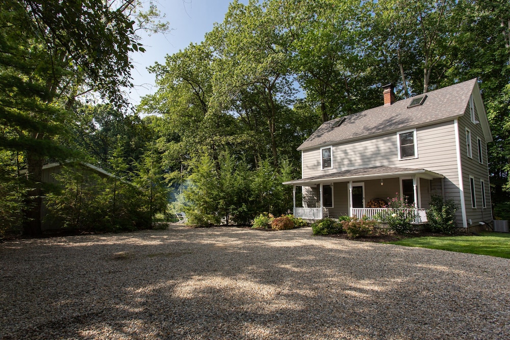 Modern Farmhouse w/ Hot Tub & Guest House surrounded by Nature! 5 mins to Beach