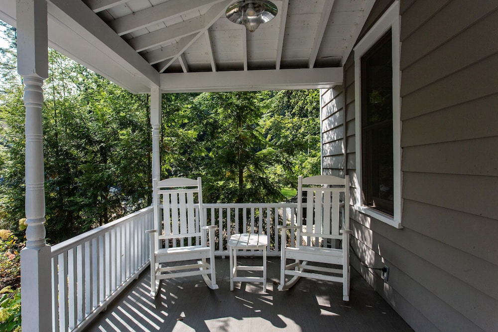 Modern Farmhouse w/ Hot Tub & Guest House surrounded by Nature! 5 mins to Beach