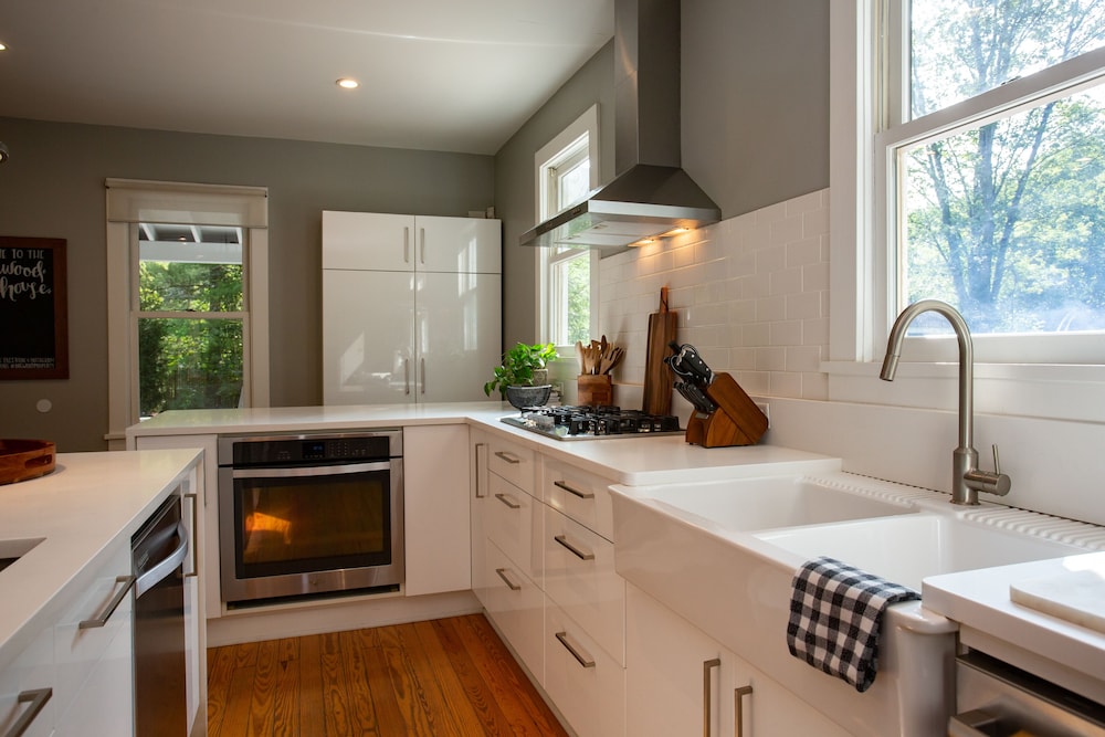 Modern Farmhouse w/ Hot Tub & Guest House surrounded by Nature! 5 mins to Beach