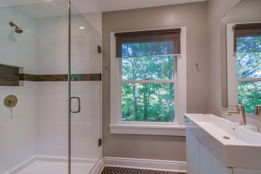 Modern Farmhouse w/ Hot Tub & Guest House surrounded by Nature! 5 mins to Beach