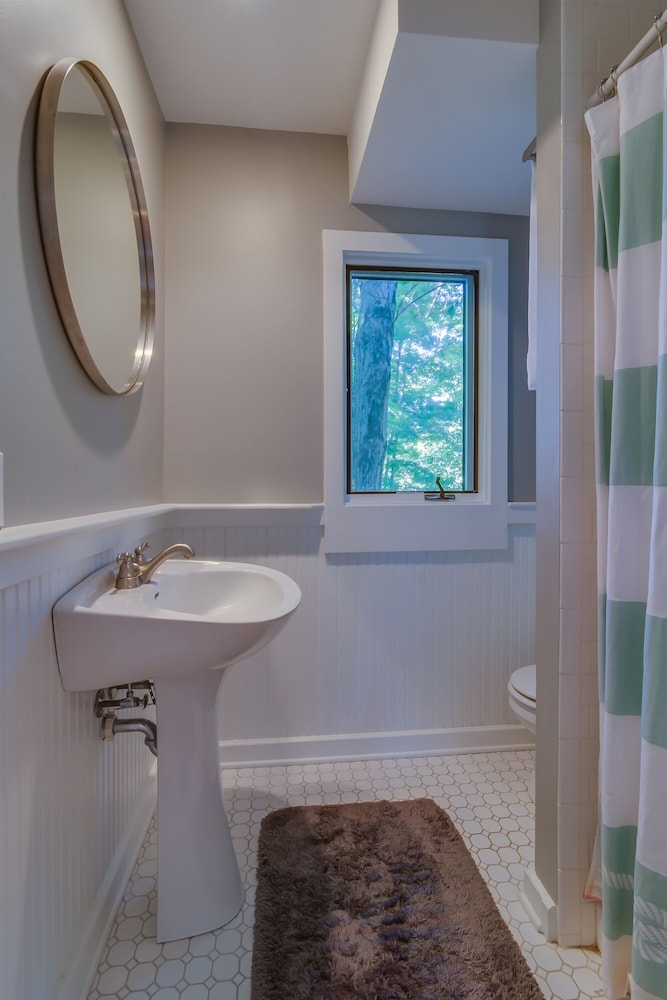 Modern Farmhouse w/ Hot Tub & Guest House surrounded by Nature! 5 mins to Beach