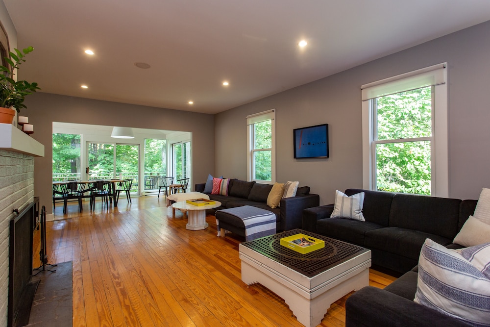 Modern Farmhouse w/ Hot Tub & Guest House surrounded by Nature! 5 mins to Beach