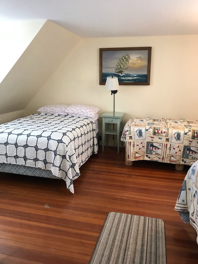 Pet Friendly, 4 BR House. Centrally located, Heated Pool,1mile to Ocean