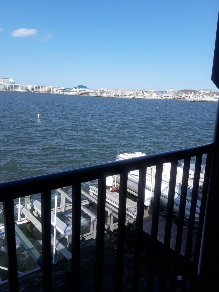 Gorgeous Views, Direct Bayfront Condo