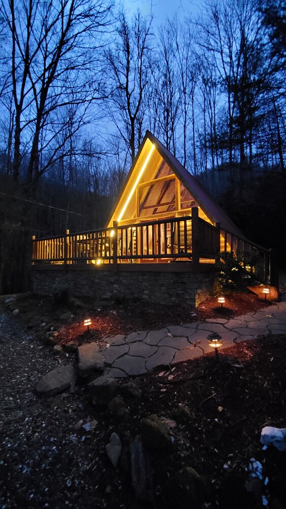  A-FRAME LOG CABIN IN THE WOODS! -WIFI, NEW HOT TUB, CREEK, VIEWS, FIRE PIT!