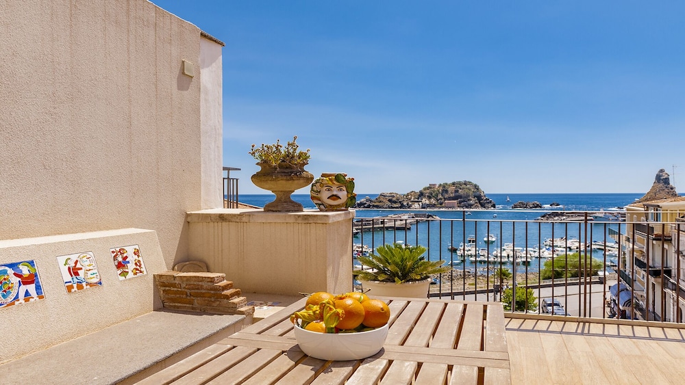 Lachea Seaview Penthouse - Short Lets in Aci Castello, Italy