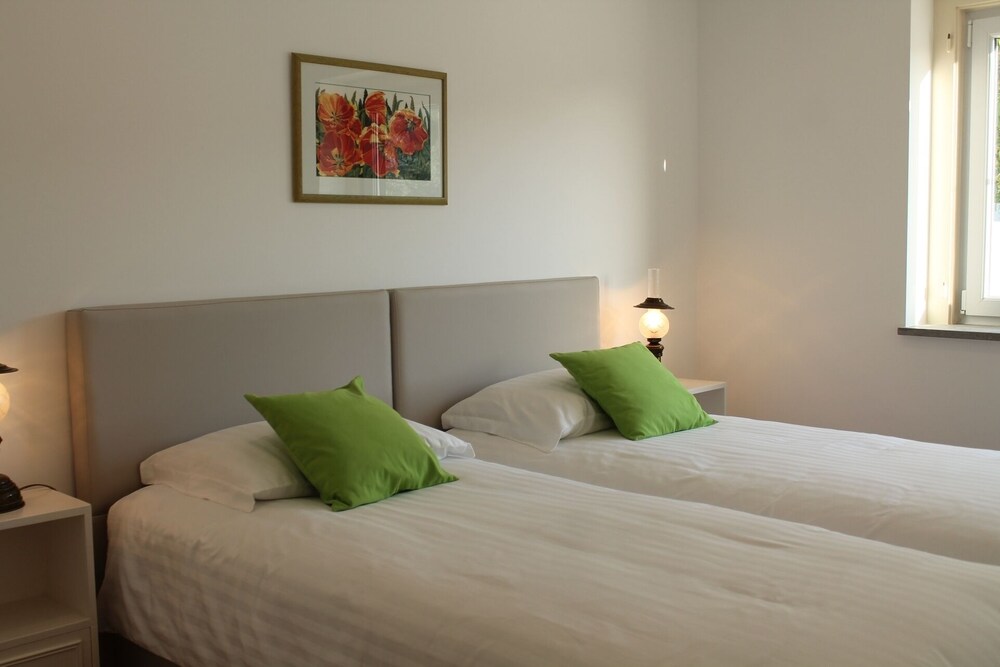 Very close to Colares coast, private swimming pool, sleeps 9 Lisbon