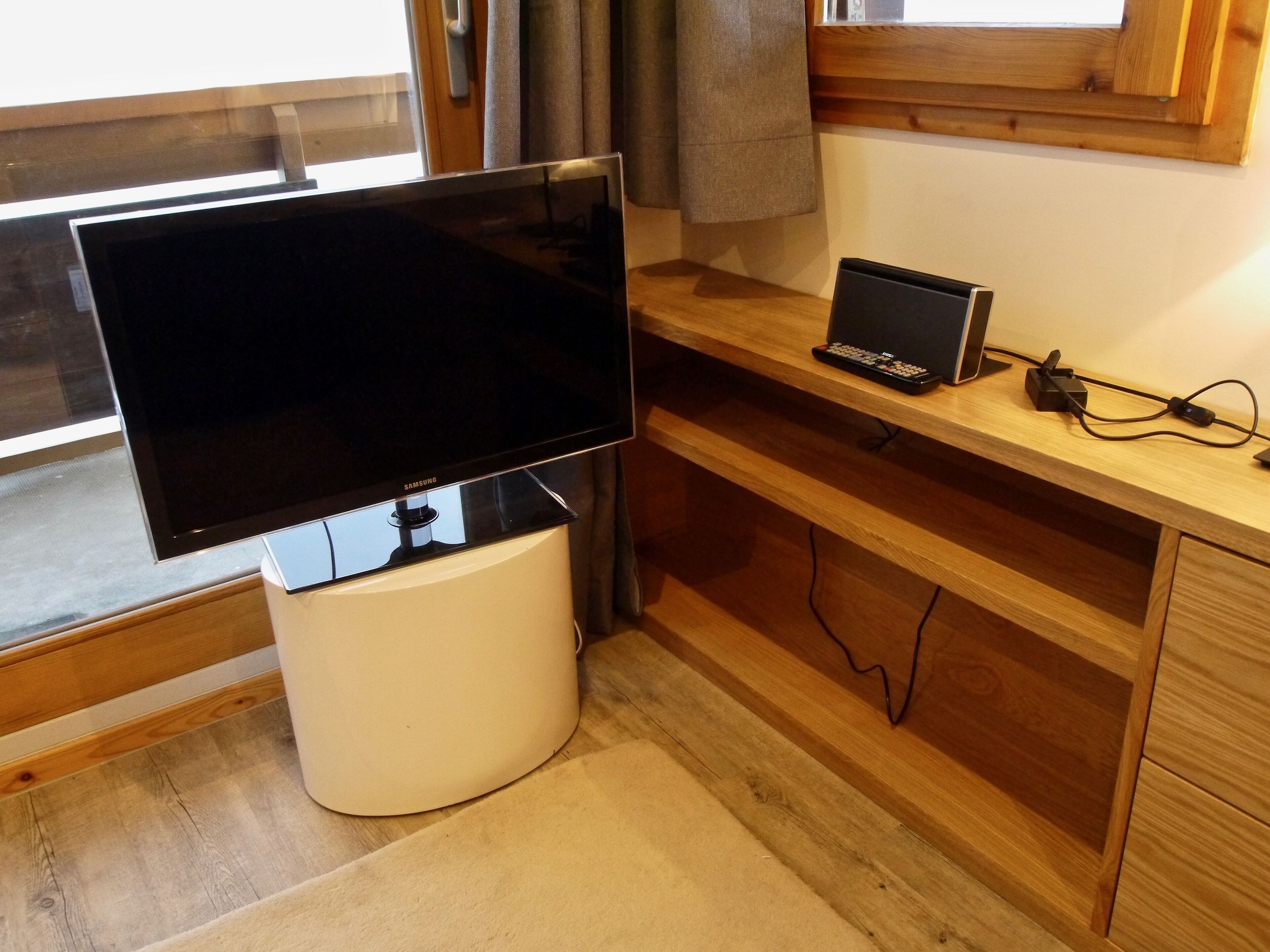 Luxury 3 Room APT Mottaret South View & SKI TO Door Access in Les Allues in Les Allues, France