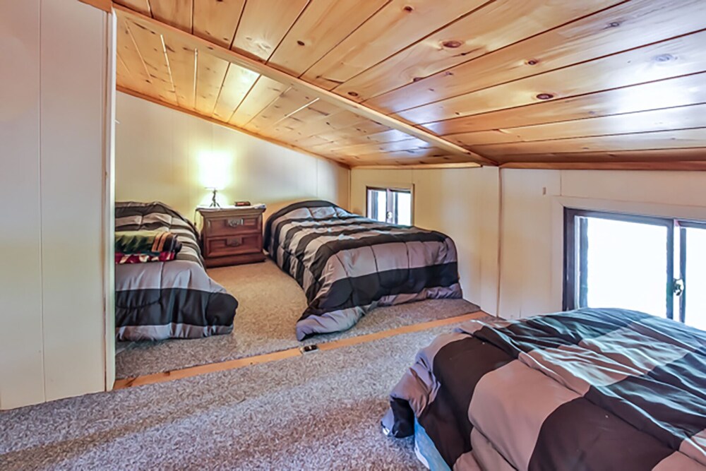 Beautiful Lakefront Cabin on PRIVATE Mercer Lake! Endless 4 Season Fun