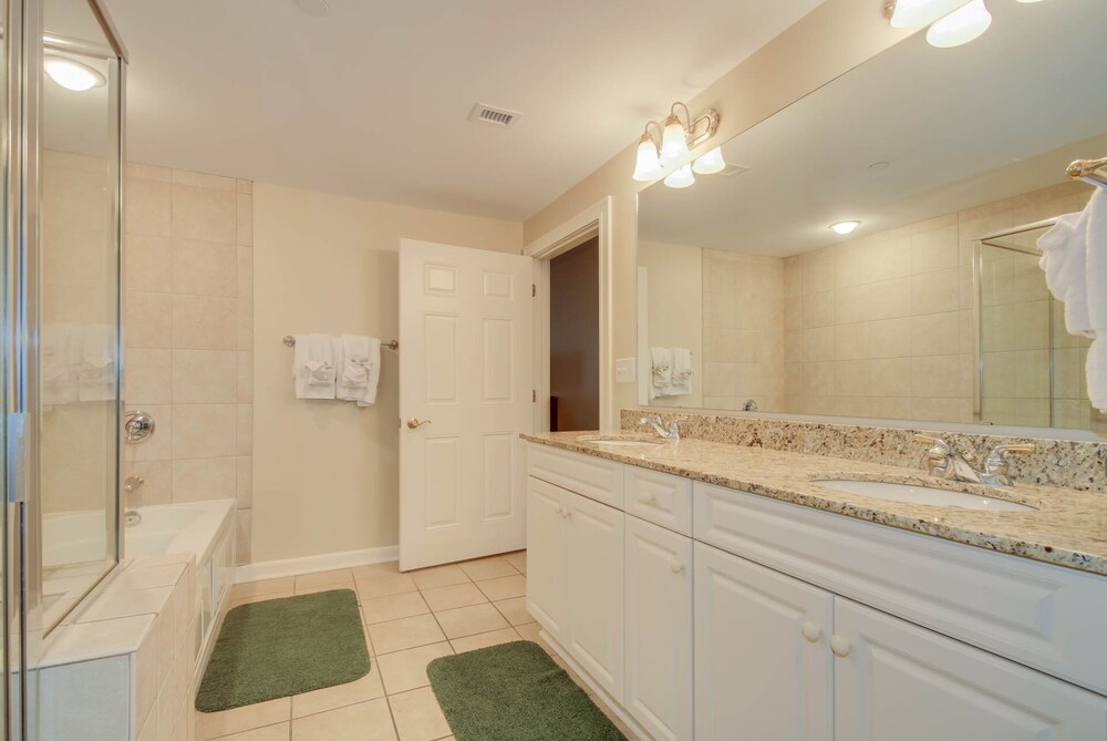 Luxury 2BR Oceanview 11th Floor WITH POOL PASSES! New Furniture Just In!