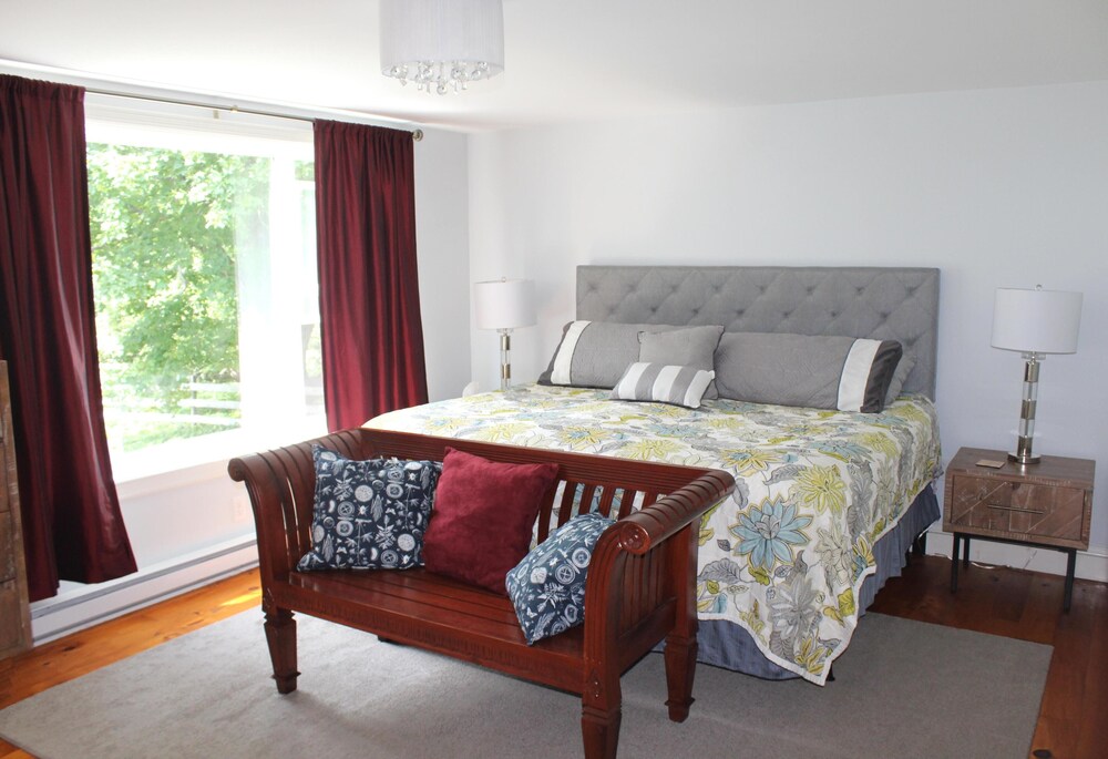 Beautiful Farmhouse minutes from National Park Beaches and Golf! West