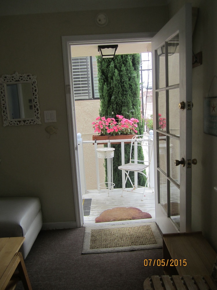 Room, Cozy Beach Apartment in Trendy Belmont Shore!  Sanitized and Clean!