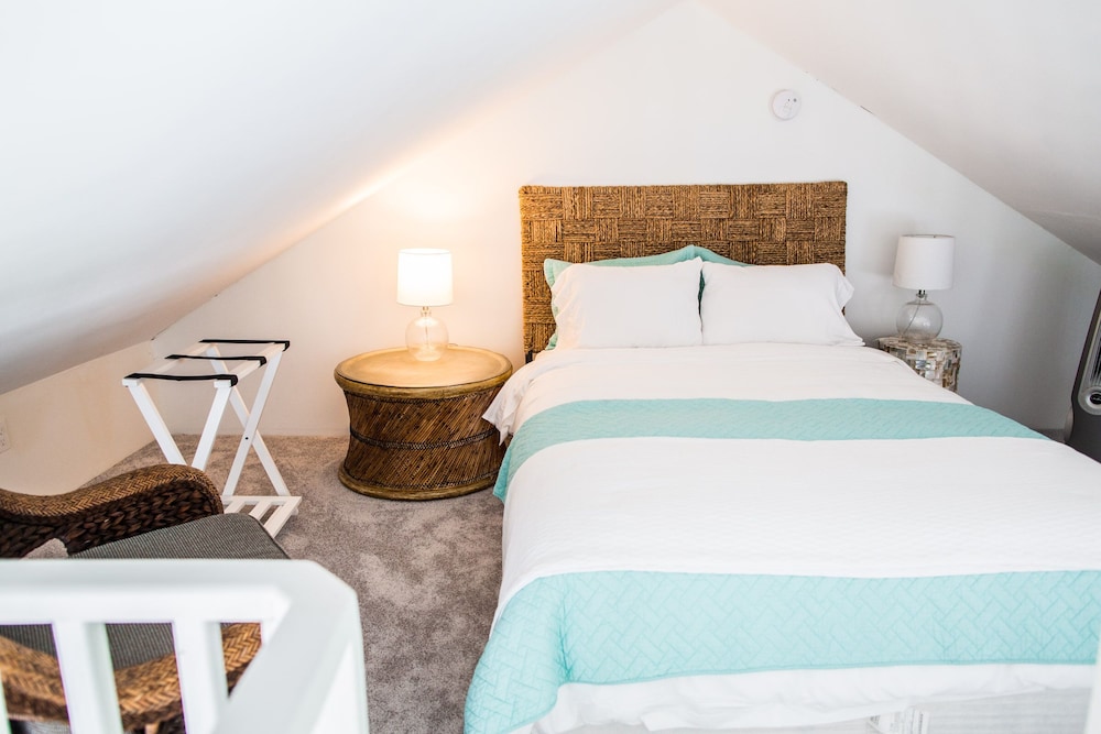 Cavalier Cottage at Ruby Dog on B St. Augustine Beach Vrbo