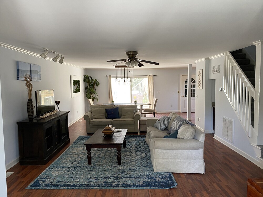 Newly Renovated, finished 3/10!~ Dog Friendly ~ Close to beach and Center Street