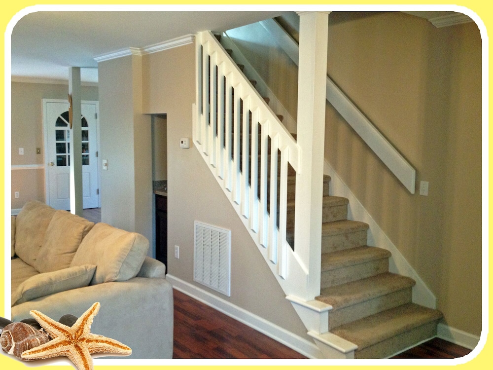 Newly Renovated, finished 3/10!~ Dog Friendly ~ Close to beach and Center Street