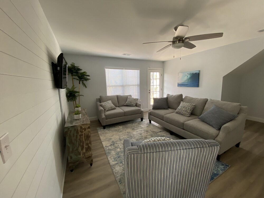 Newly Renovated, finished 3/10!~ Dog Friendly ~ Close to beach and Center Street