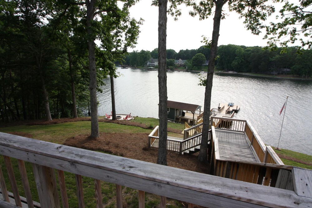 Lake Life Retreat waiting for you-4 BR lake front property