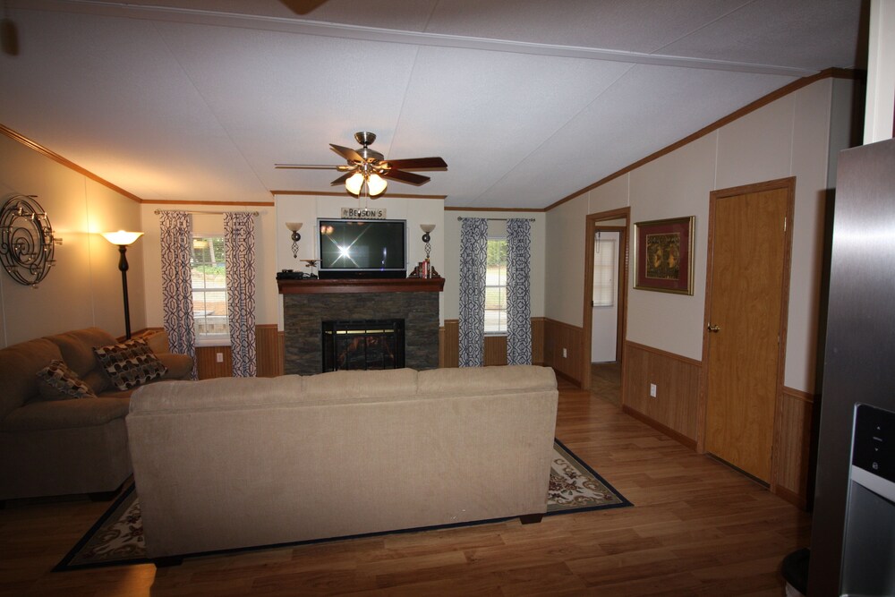 Lake Life Retreat waiting for you-4 BR lake front property