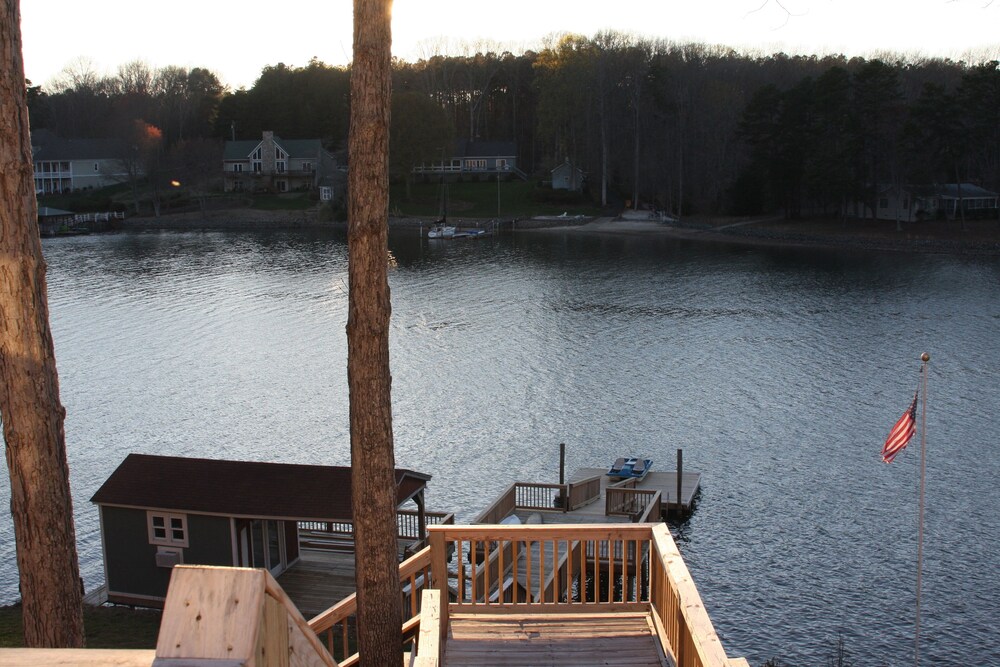 Lake Life Retreat waiting for you-4 BR lake front property