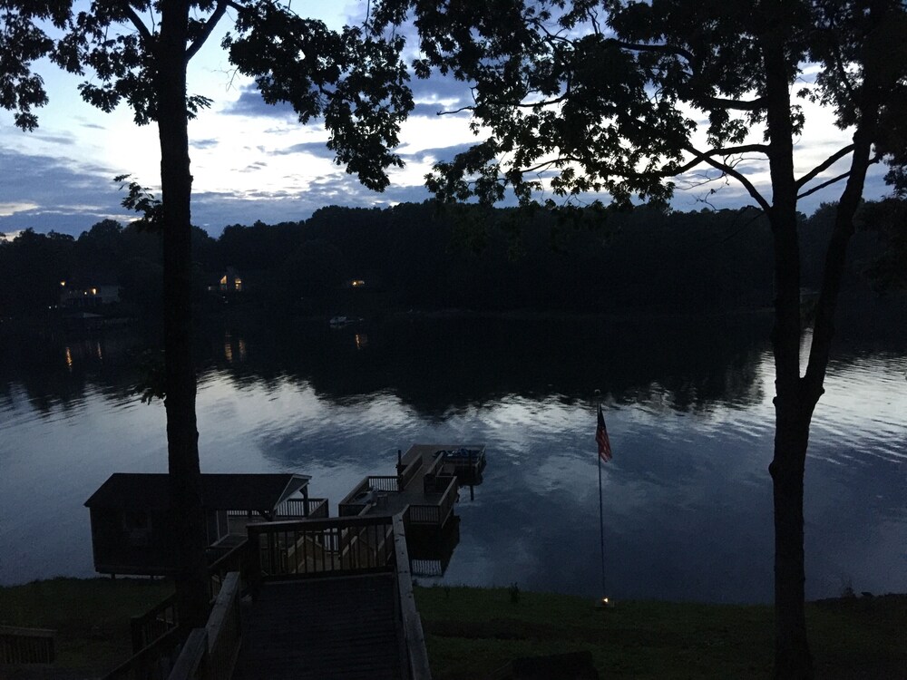 Lake Life Retreat waiting for you-4 BR lake front property