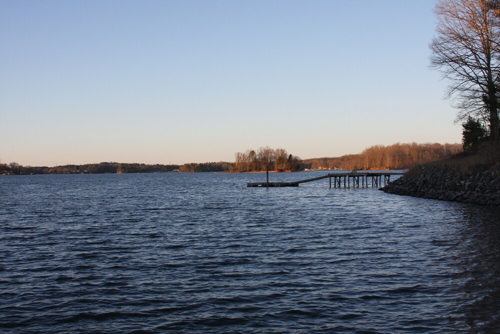 Lake Life Retreat waiting for you-4 BR lake front property