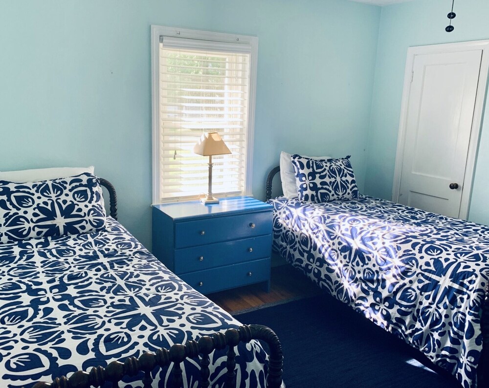 Large 4 Bedroom Lewes Beach Cottage. Pet friendly. Steps to beach