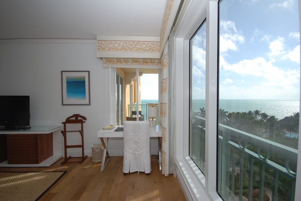 Ritz-Carlton 1 Bdrm Ocean view Res. Suite w balcony