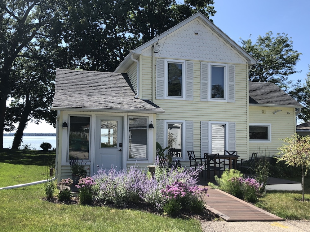 Madison & ~UW~-Madison Area Lakefront Home