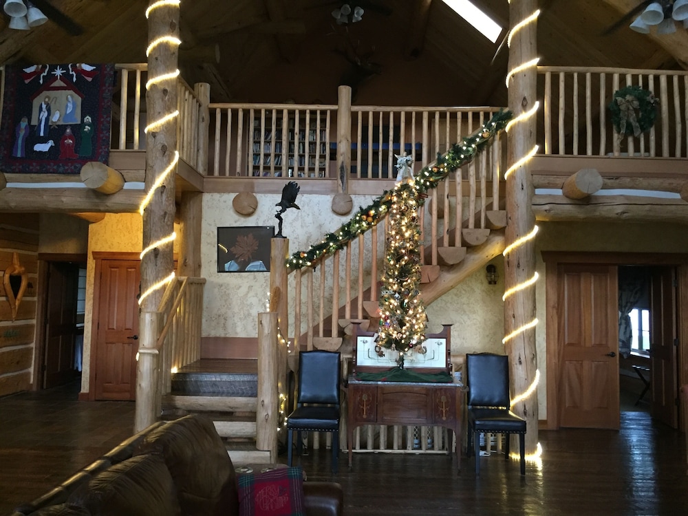 Fern Hill Lodge Luxury Log Retreat with Fishing Pond in Oregon Wine