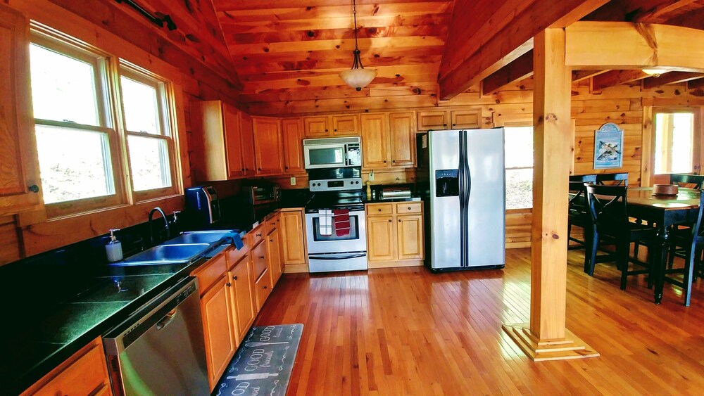 Secluded Luxury, HotTub, PoolTable, Seasonal View, Close to Town, Pet-Friendly