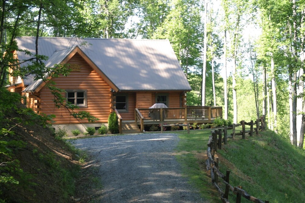 Secluded Luxury, HotTub, PoolTable, Seasonal View, Close to Town, Pet-Friendly